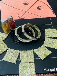 पिस्ता तिळपापडी (Pista Til Papdi Recipe In Marathi) रेसिपी चे मुख्य फोटो 