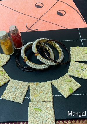 पिस्ता तिळपापडी (Pista Til Papdi Recipe In Marathi) रेसिपी चे मुख्य फोटो 