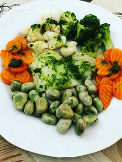 Una foto de Bacalao a la plancha con verduras en lékué