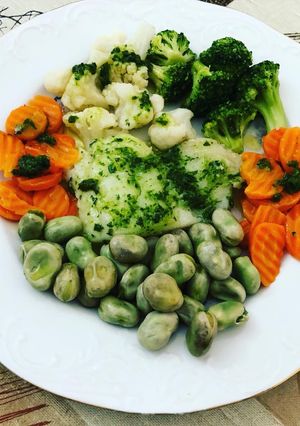 Una foto de Bacalao a la plancha con verduras en lékué