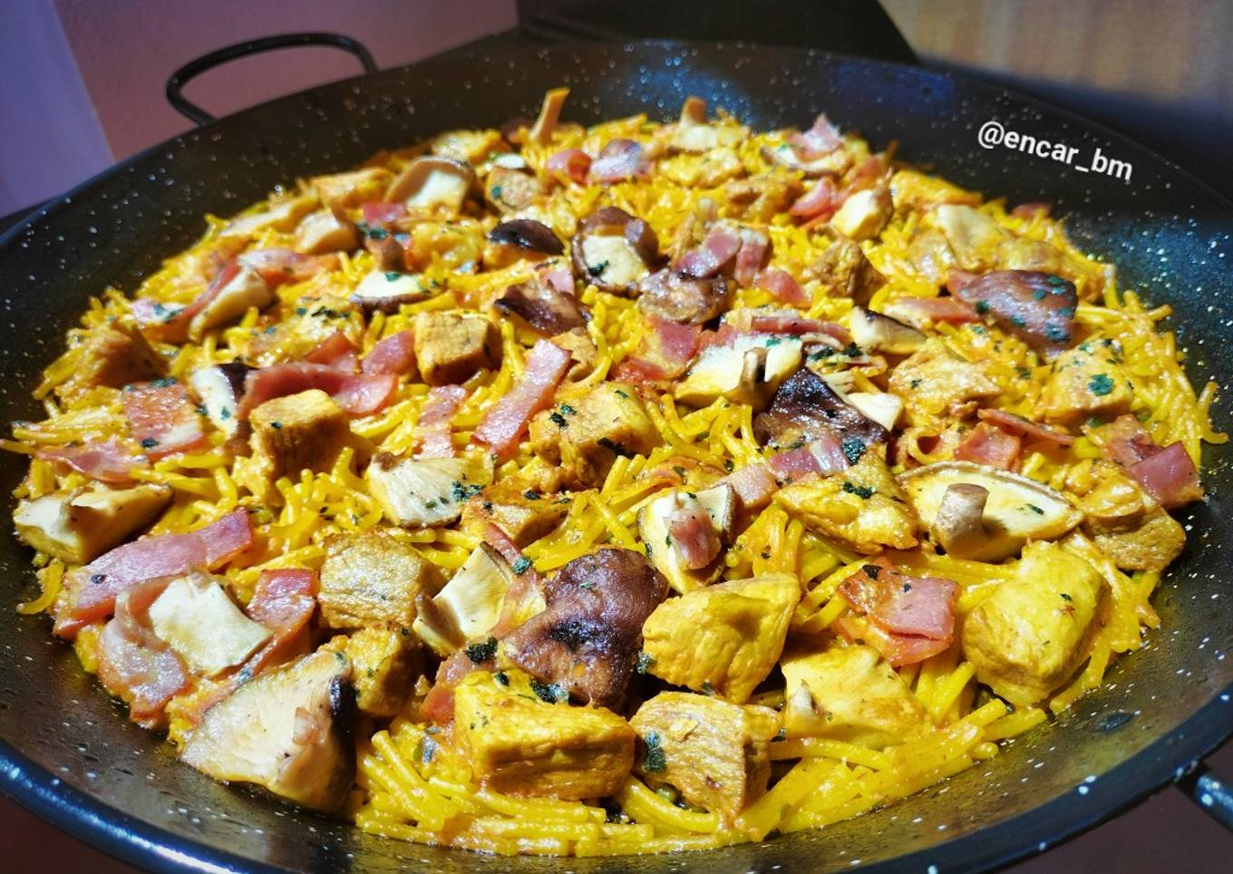 Fideos con secreto, seta shiitake y bacon