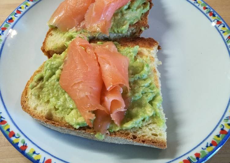 Bruschetta con salmone e salsa di avocado