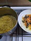 Fideos, hongos de pino, tomate y algo más