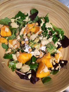 Una foto de Ensalada con caqui