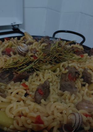 Una foto de Fideua de potro y ajos tiernos (plato tipico valenciano)