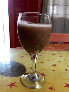Una foto de Licuado de banana y cereza en leche de almendra
