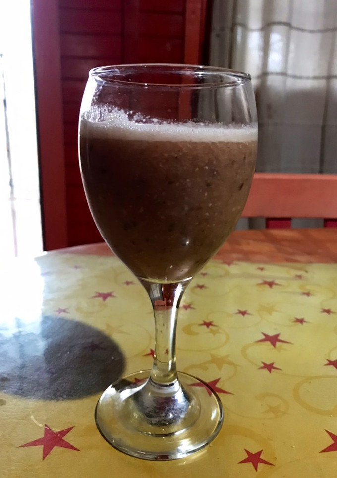 Una foto de Licuado de banana y cereza en leche de almendra