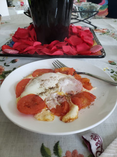 A picture of Egg 🥚 with tomato 🍅.