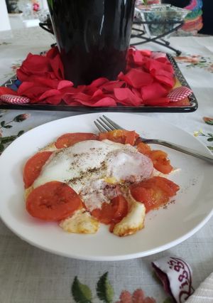 A picture of Egg 🥚 with tomato 🍅.