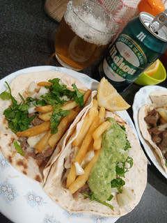 Una foto de Tacos Mexicanos!!!🌮de ternera de res con papas fritas 😍