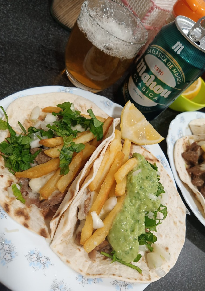 Una foto de Tacos Mexicanos!!!🌮de ternera de res con papas fritas 😍