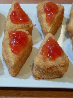 Una foto de Camembert frito