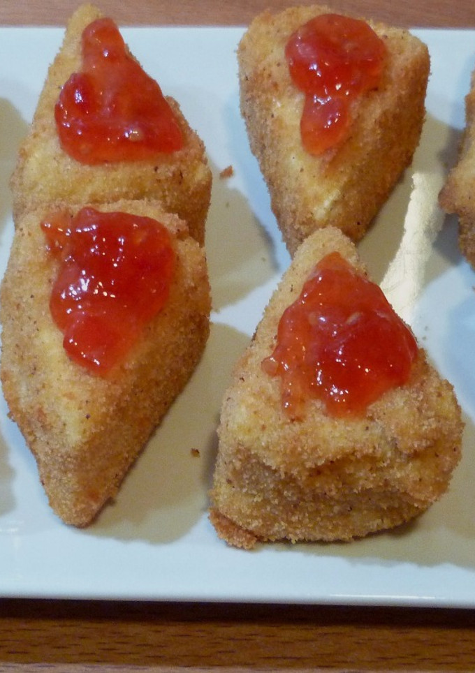 Una foto de Camembert frito