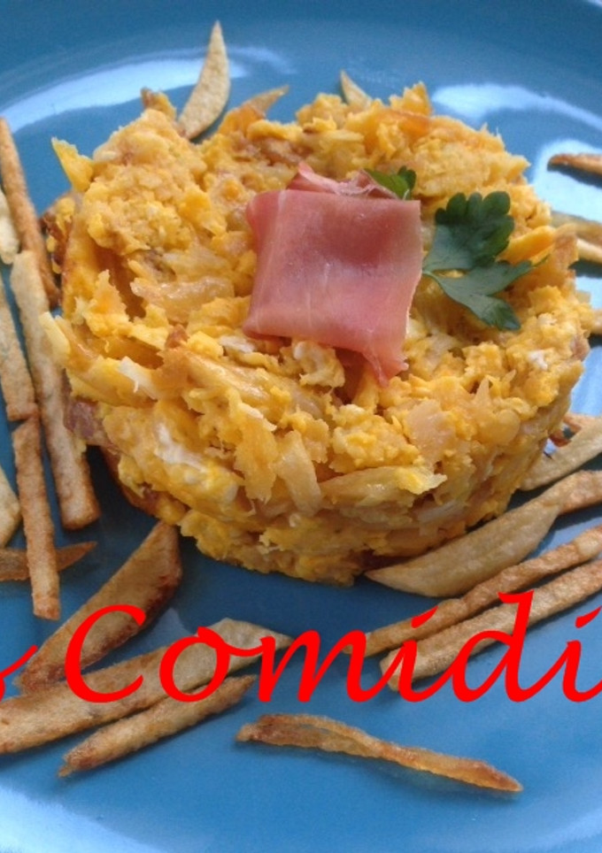 Una foto de Revuelto de bacalao y patatas paja (Bacalao á brás)