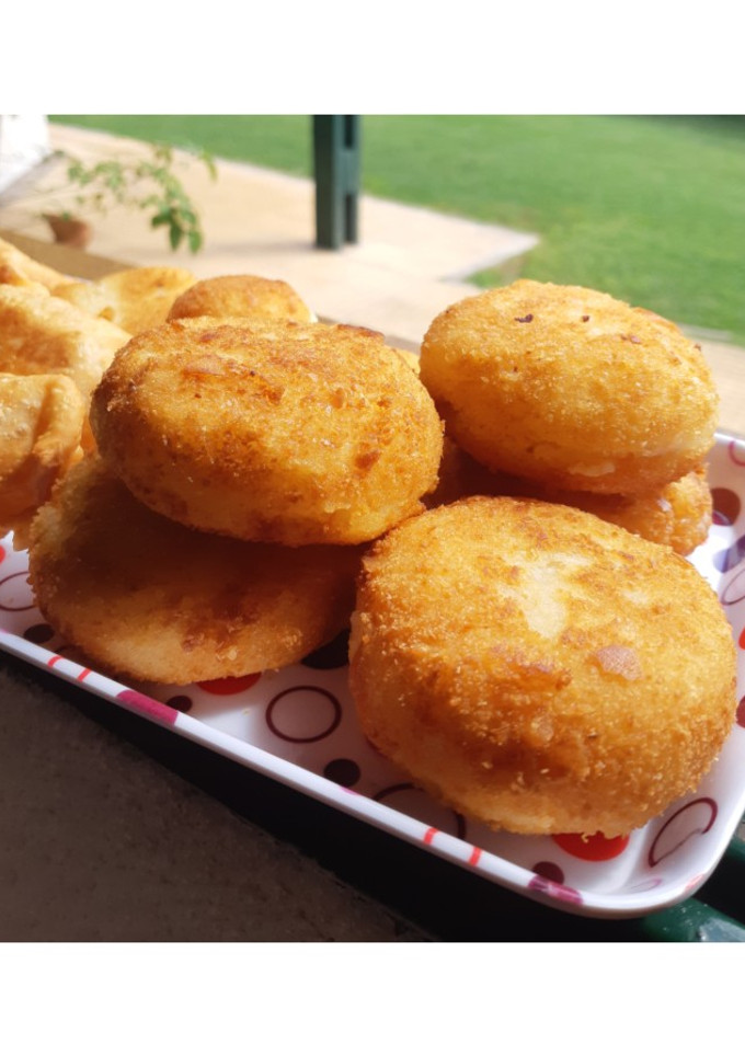 Una foto de Bombas de papa rellenas de Pollo y Queso 👌🏻