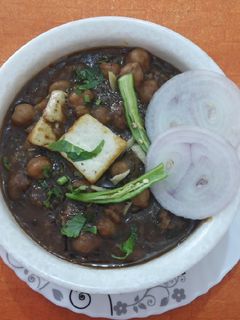 अमृतसरी पिन्डी छोले (Amritsari pindi chhole recipe in Hindi) रेसिपी मुख्य फोटो
