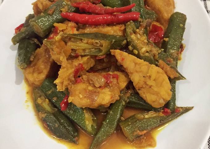 Bagaimana Menyiapkan Tumis Tempe Okra "Base Genep" yang Enak Banget