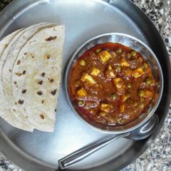 A picture of Matar Paneer.