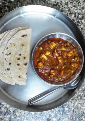 A picture of Matar Paneer.