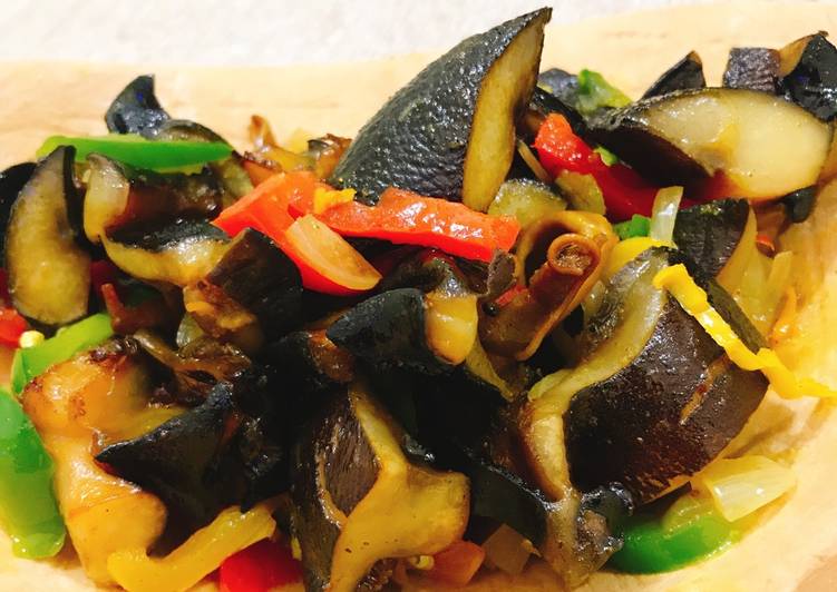 Fried snail with vegetables