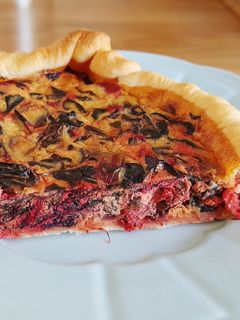 Una foto de Quiche de acelgas rojas