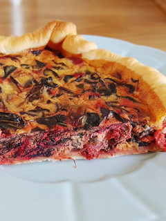 Una foto de Quiche de acelgas rojas