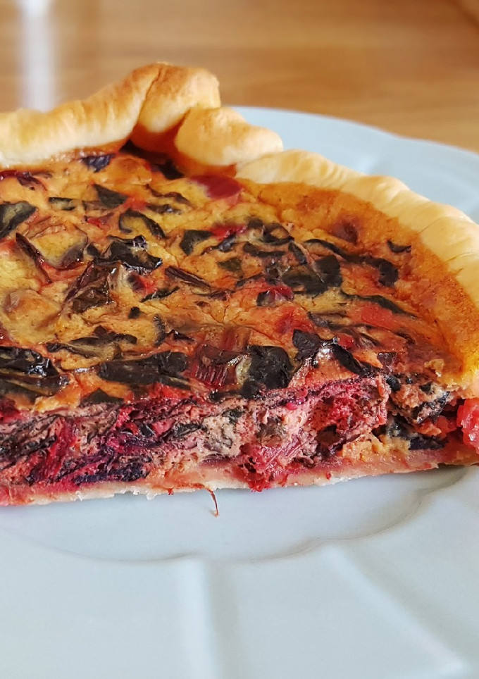 Una foto de Quiche de acelgas rojas