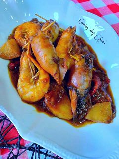 Una foto de Cazuela alexis Urrutia de chipirones rellenos y langostinos