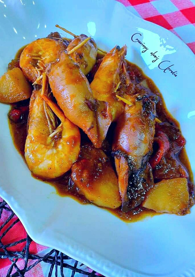 Una foto de Cazuela alexis Urrutia de chipirones rellenos y langostinos