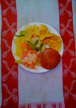 A picture of Green salad eggs chicken polone.