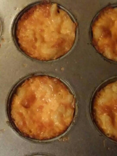 A picture of Mac and cheese cups.