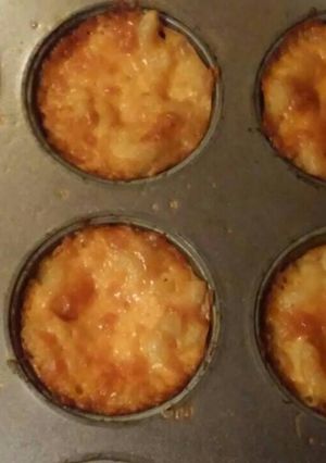 A picture of Mac and cheese cups.