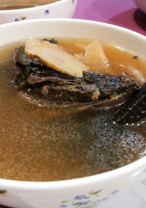 A picture of Black Chicken Soup with American Ginseng.