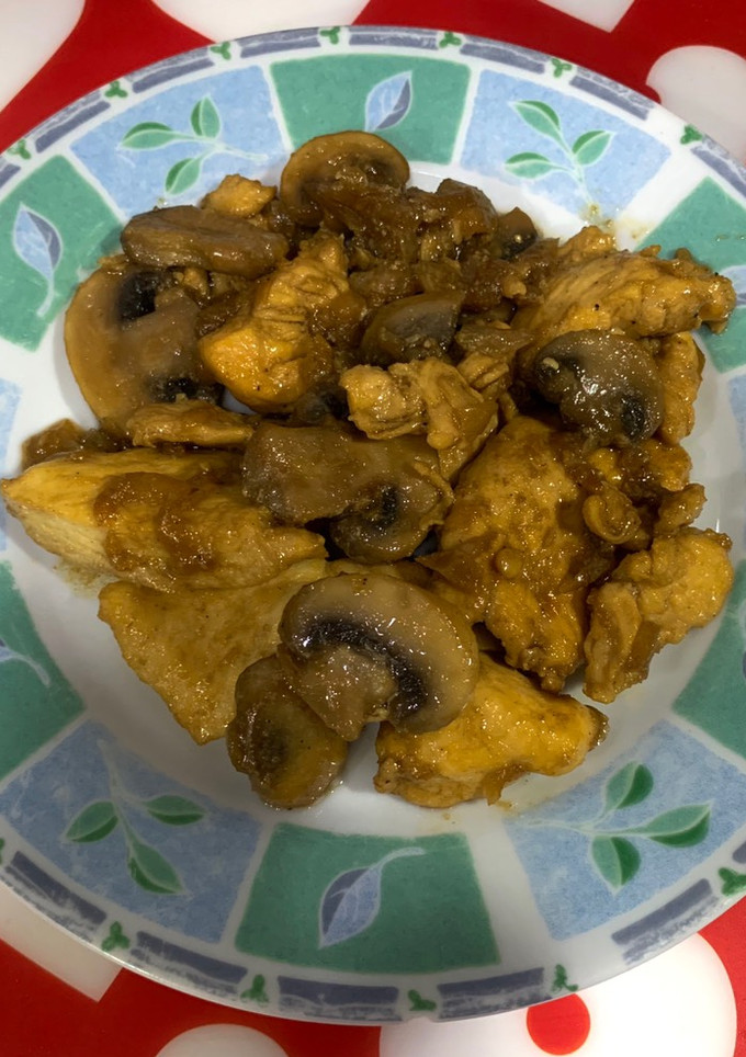 Una foto de Pollo con champiñones y salsa de soja y miel