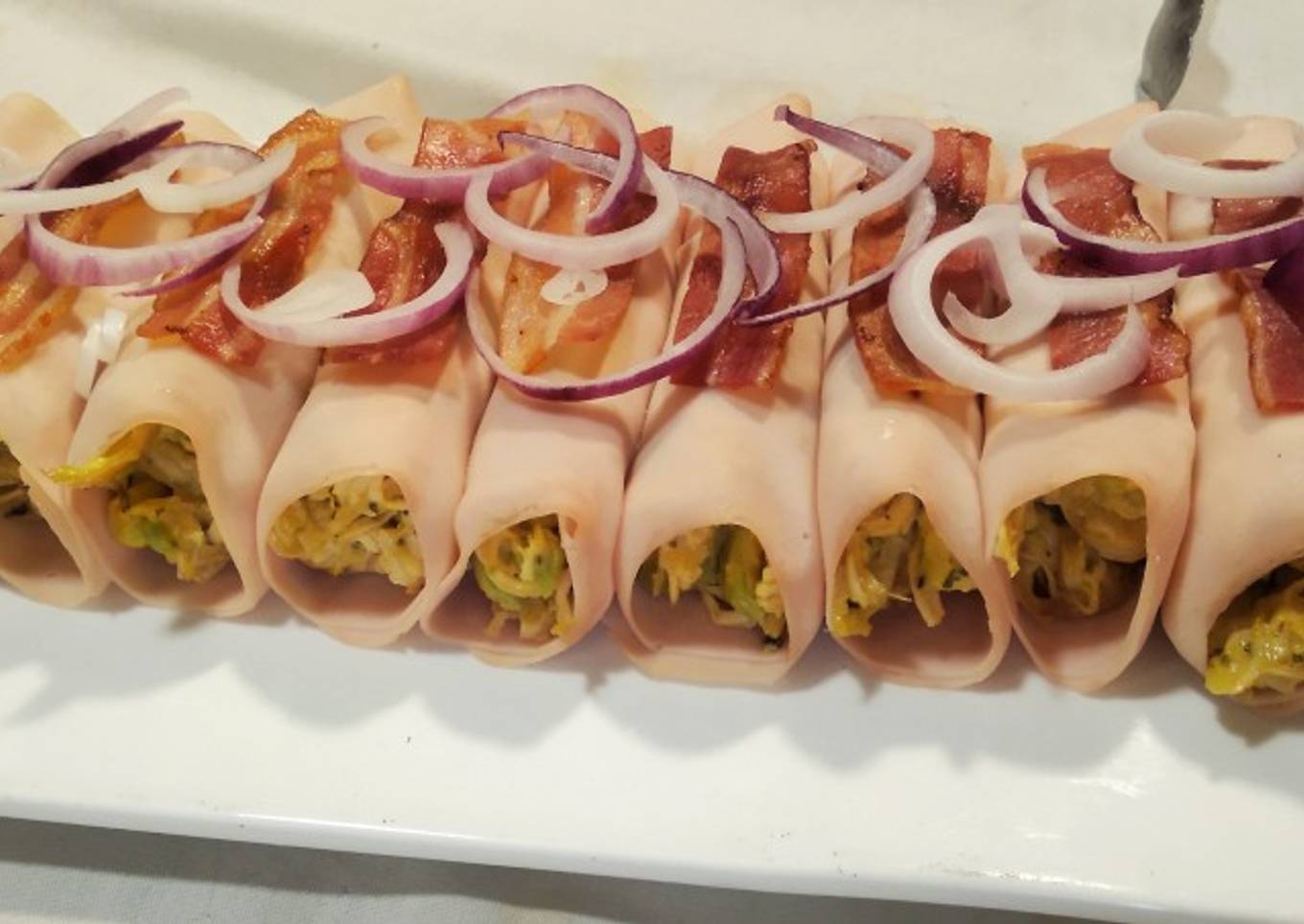 Rollitos de pollo con aguacate y bacon