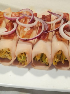 Una foto de Rollitos de pollo con aguacate y bacon