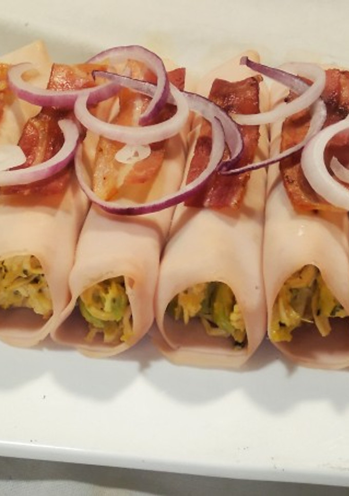 Una foto de Rollitos de pollo con aguacate y bacon