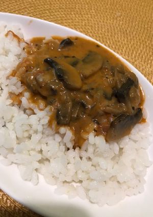 Gombapörkölt rizzsel recept fotója