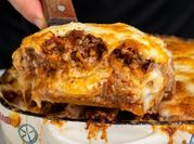 Una foto de lasagna de carne
