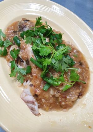 A picture of Fried fish with Thai style gravy.