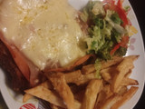 Milanesa napolitana con fritas y ensalada