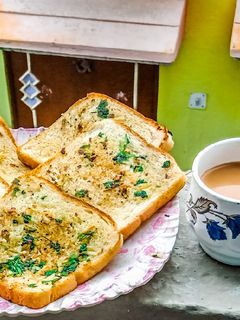 इंस्टेंट गार्लिक ब्रेड (Instant Garlic Bread Recipe In Hindi) रेसिपी मुख्य फोटो