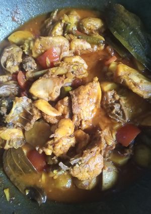 আলু দিয়ে মুরগি রান্না রেসিপির প্রধান ছবি