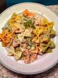 Farfalle πολύχρωμα με παρμεζάνα