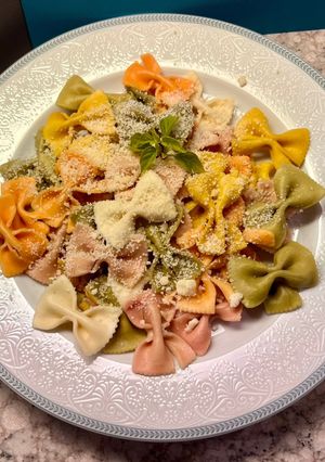Φωτογραφία της συνταγής Farfalle πολύχρωμα με παρμεζάνα