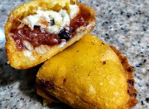 Una foto de EMPANADA🥟Con Bocadillo, Arándanos🍒y Queso Costeño...❗