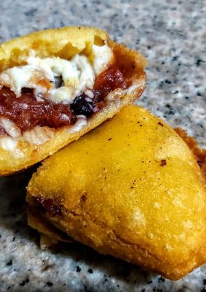 Una foto de EMPANADA🥟Con Bocadillo, Arándanos🍒y Queso Costeño...❗
