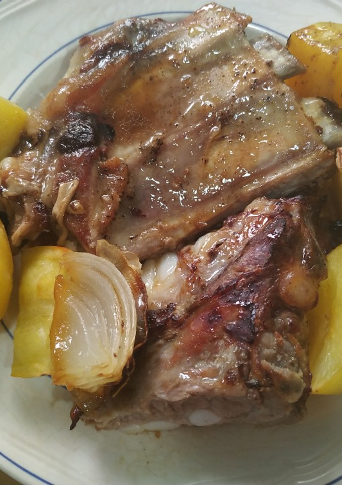 Una foto de Costillas con patatas