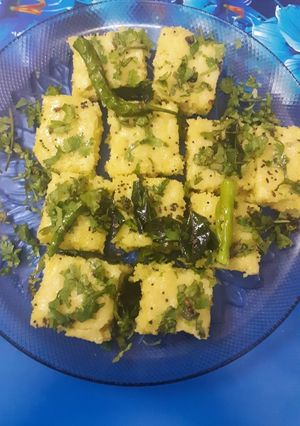 इन्स्टंट खमंग ढोकळा (instant dhokla recipe in marathi) रेसिपी चे मुख्य फोटो 