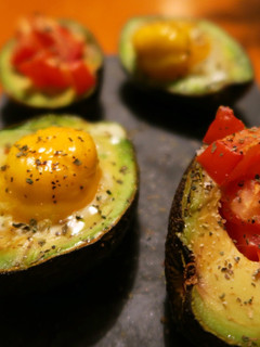 Una foto de Baked Avocado